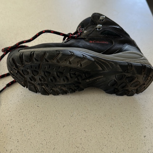 Hiking shoes - Picture 2 of 3